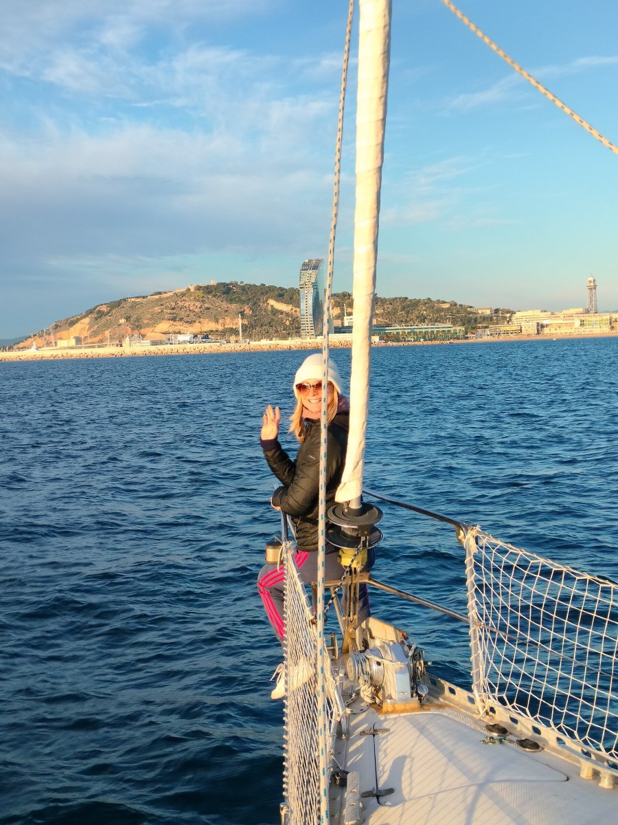 Lernen Sie auf einem schönen Segelboot zu segeln