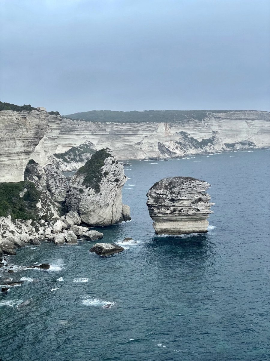 Lernen Sie Segeln auf einem Segelkurs entlang der Nordküste Sardiniens