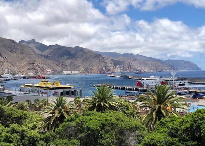 Navega por las hermosas aguas de Tenerife en velero.