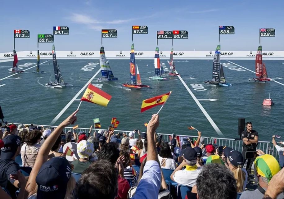 Barco de GP Valencia en el mar