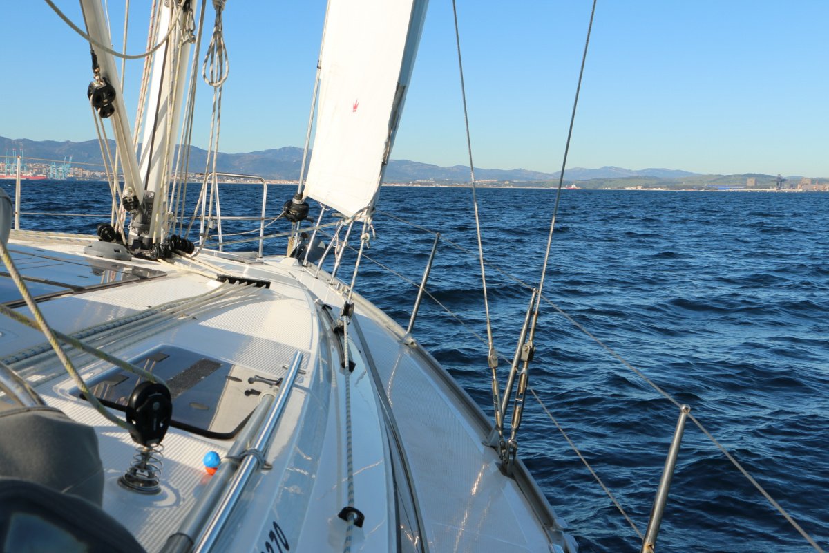 Bavaria Yachts - Blue line Cruiser 37 with sports