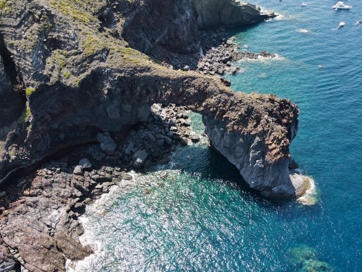 Weekly sailing cruises to the Aeolian Islands on a sailboat