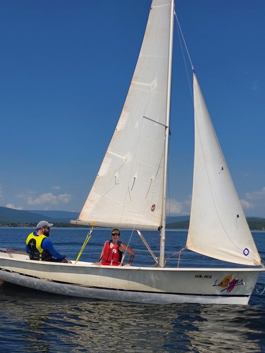 Learn to sail in a natural environment in Soria