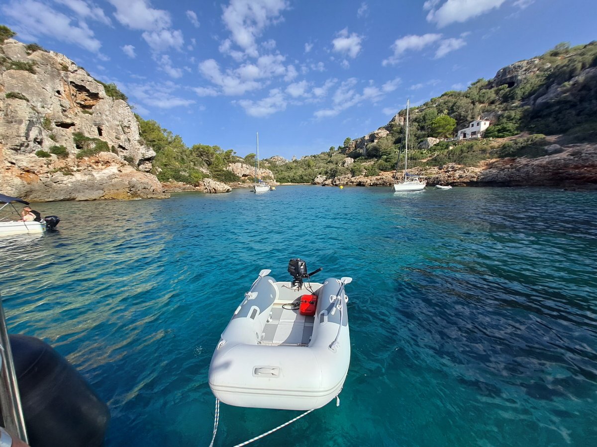 Viaja en barco y conoce Menorca con swingers