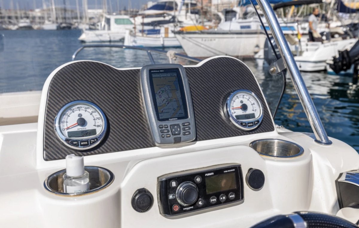 Segeln Sie durch die ruhigen Gewässer der Bucht von Alicante mit einem Motorboot