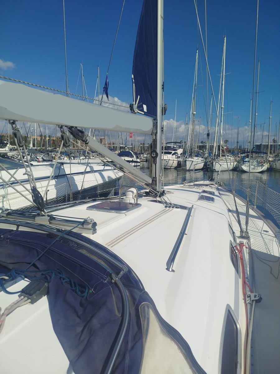 Explora las aguas de Barcelona con el velero Bavaria 46
