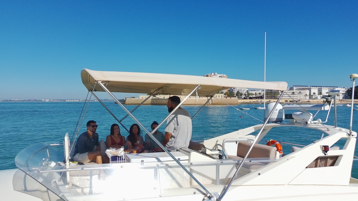 Genießen Sie eine friedliche Bootsfahrt in der Bucht von Cadiz