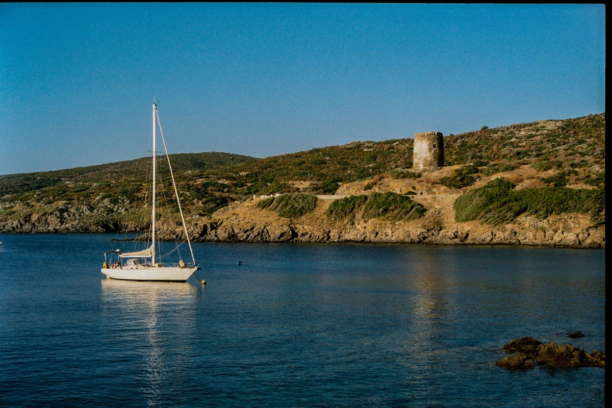 Aprende a navegar en la costa noroeste de Cerdeña