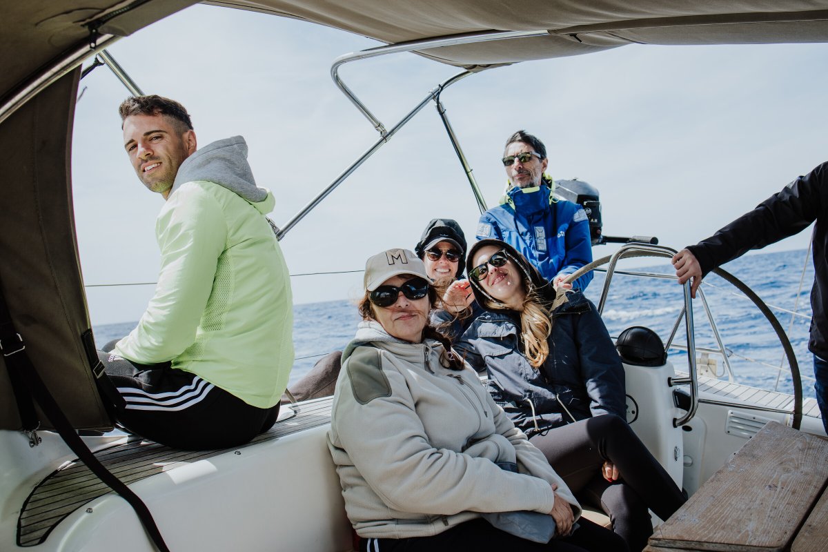 Segelboot auf dem Meer während einer Überfahrt.