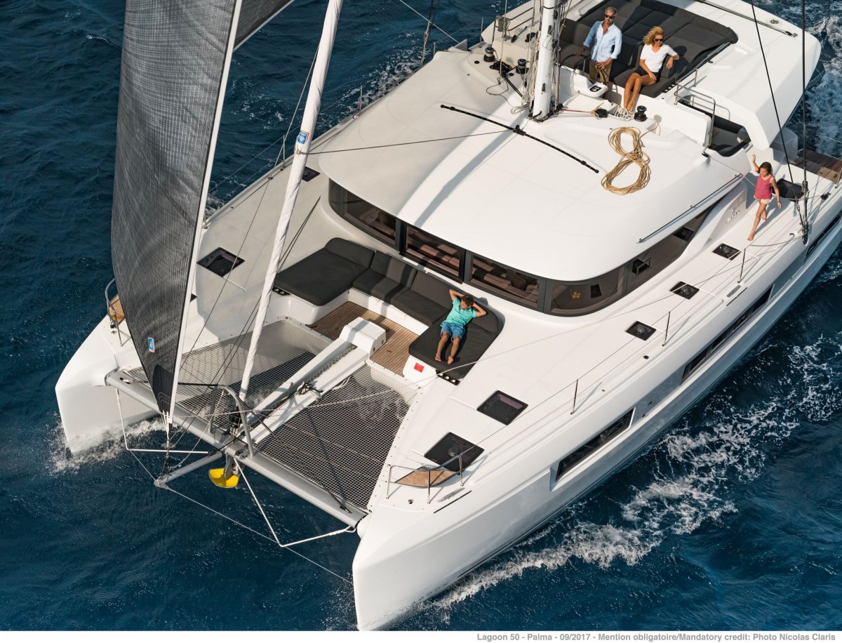 Goditi una giornata indimenticabile sulle acque delle Eolie a bordo di un catamarano