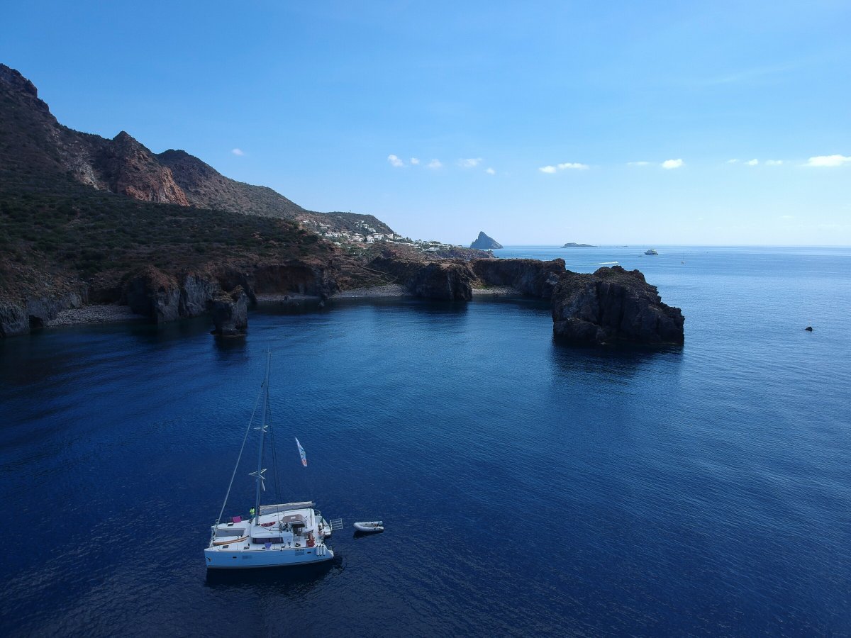 Descubre las islas Eolie en catamarán