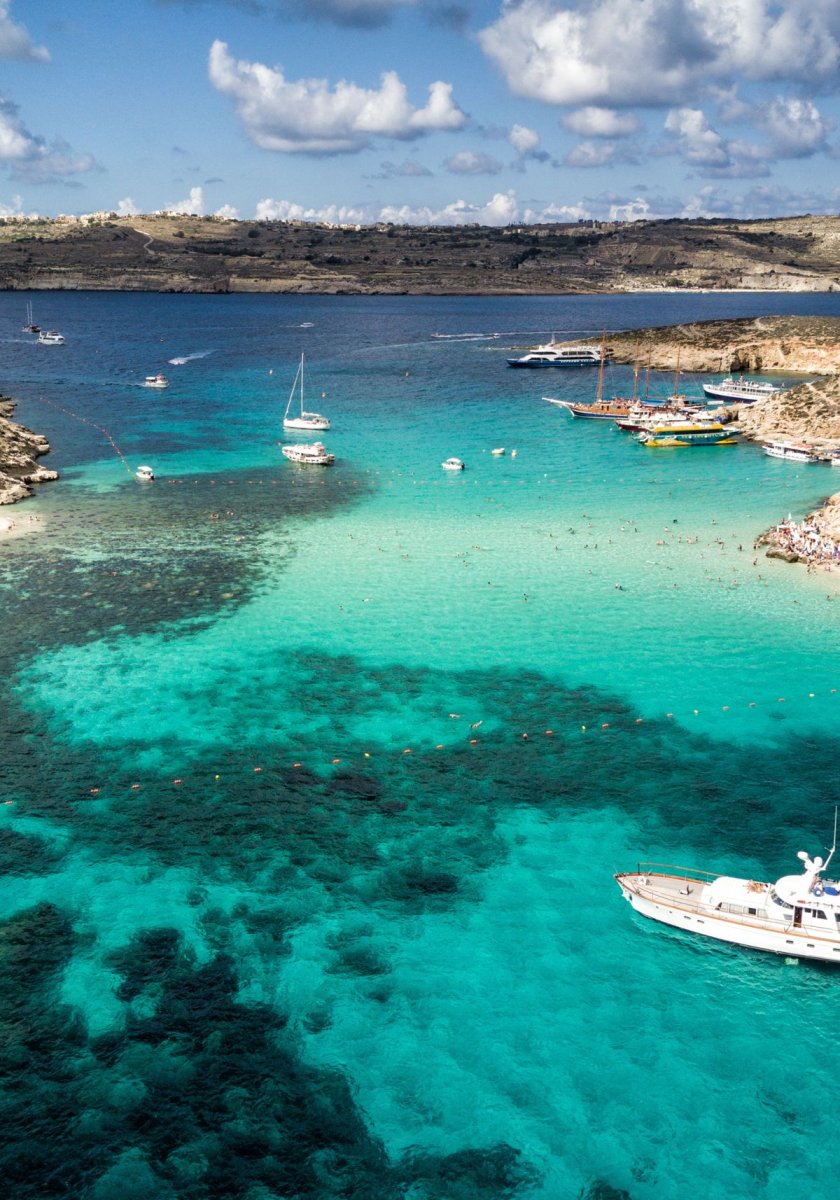 Esplora le Isole Egadi su uno yacht di lusso.