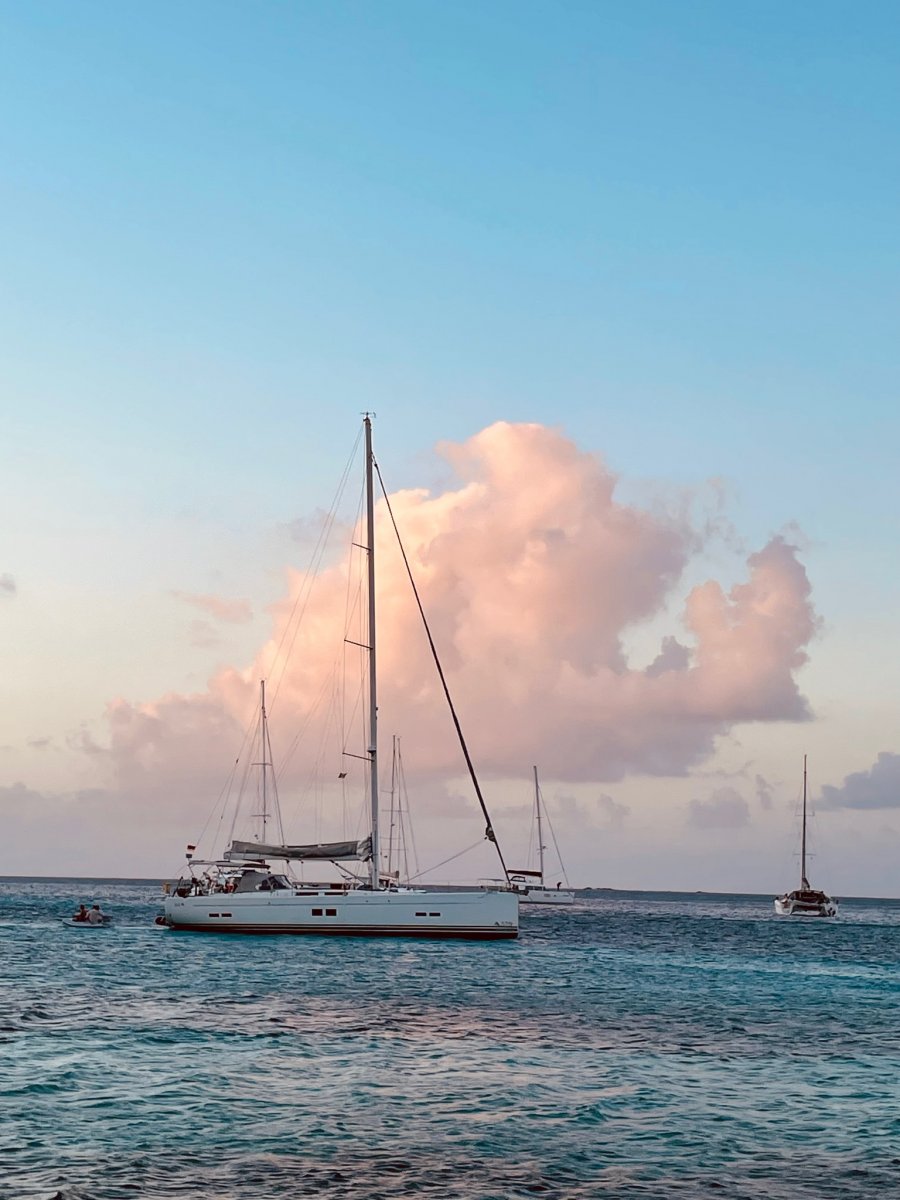 La familia disfrutando de un día soleado en el mar