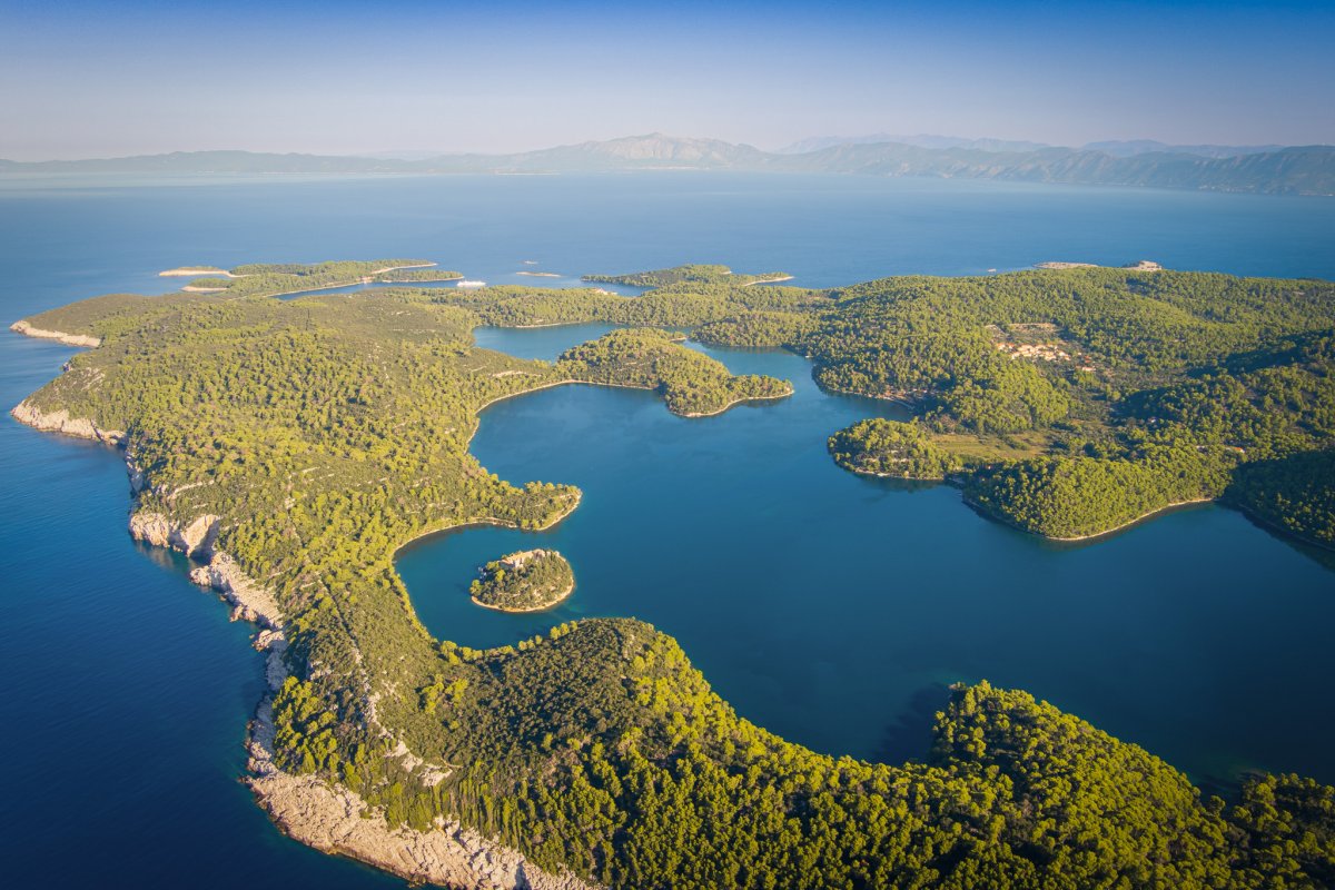 Explora las islas y pueblos pintorescos de Croacia en un crucero en catamarán