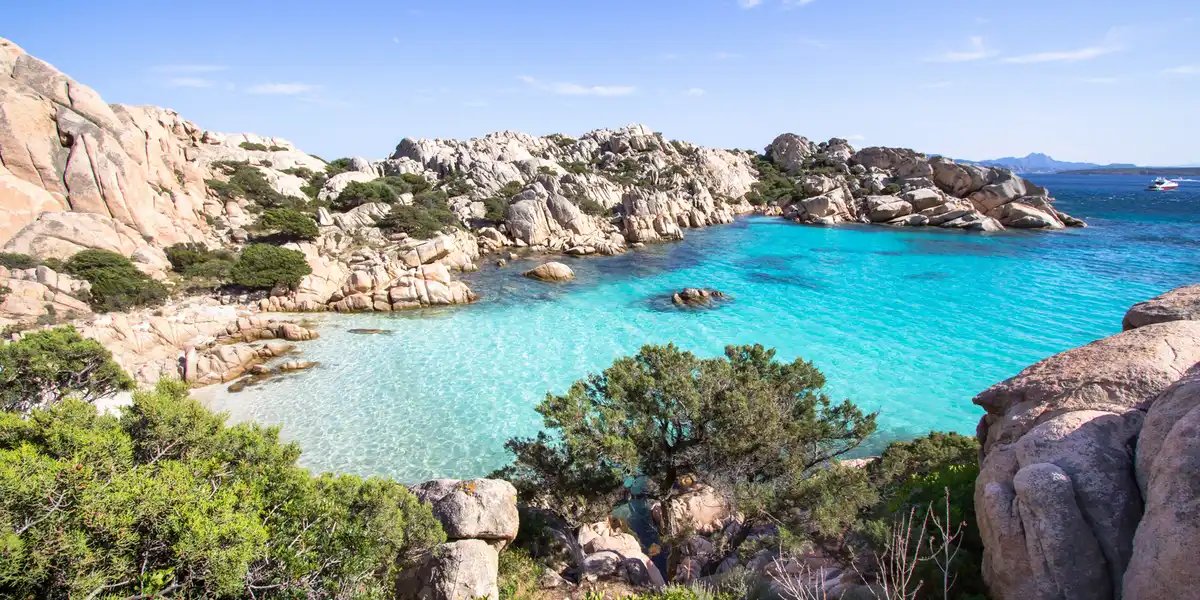Dal mare, vista delle isole dell'arcipelago della Maddalena, Sardegna del Nord.