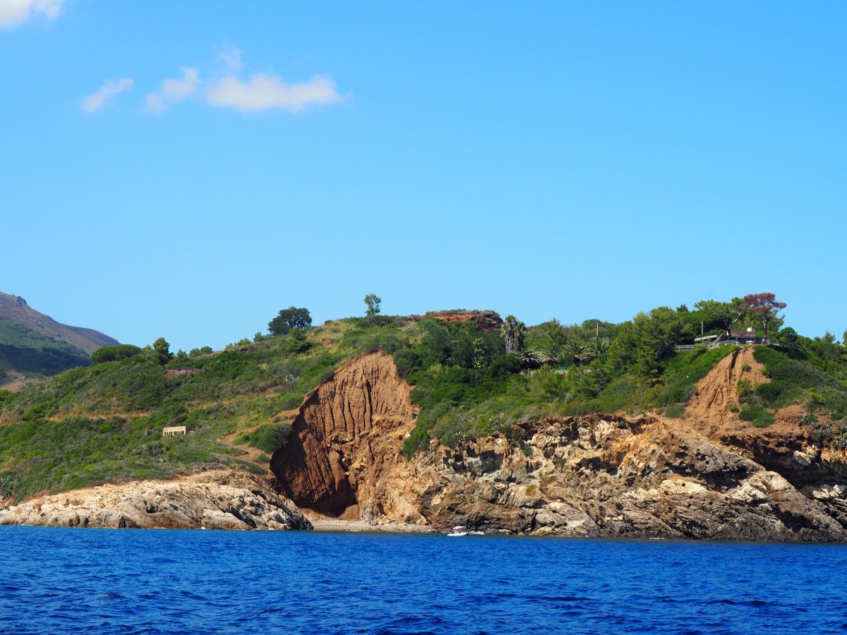 Barcos de vela en el hermoso mar Mediterráneo
