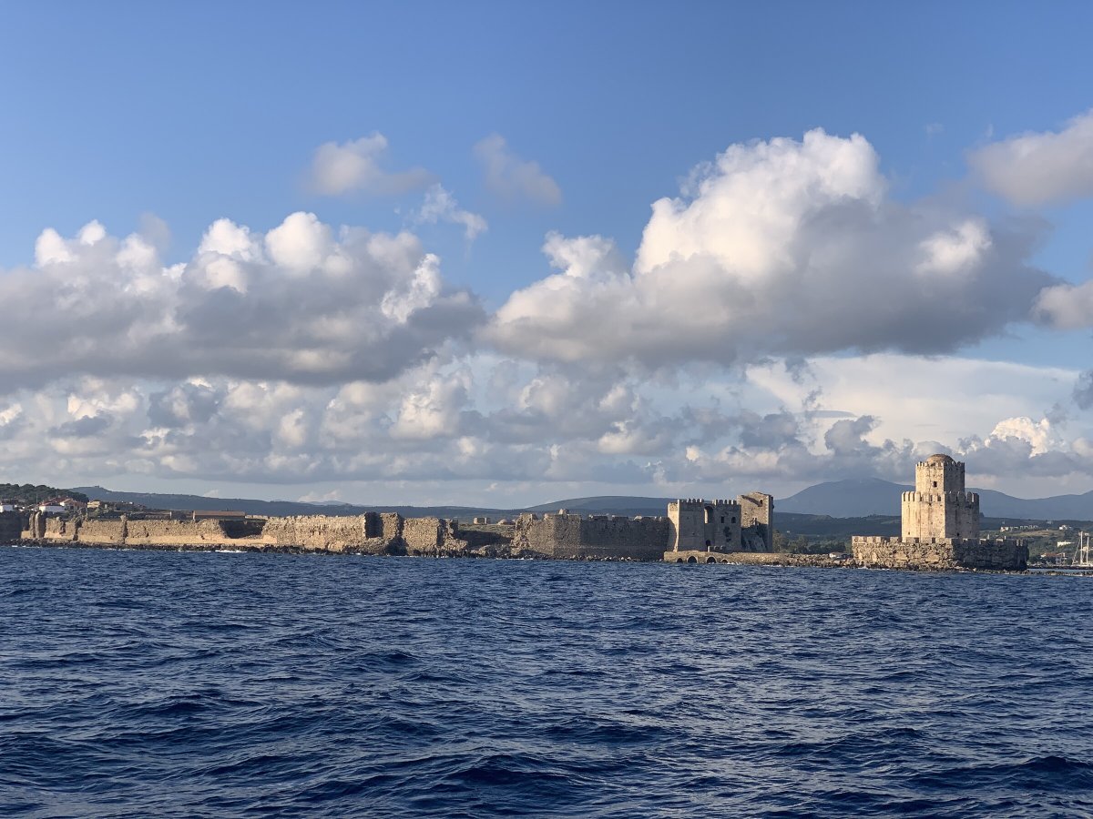 Bootsfahrt von Milos nach Lefkada durch den Peloponnes mit Hostess an Bord