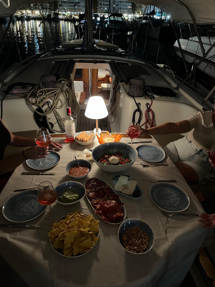 Vuela sobre las olas en nuestro crucero a dos islas desde Alicante
