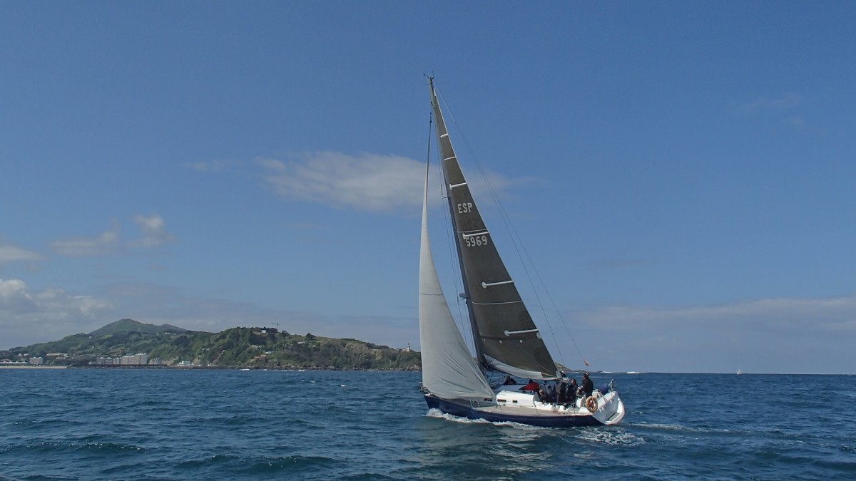 Viaje en barco por la costa vasca