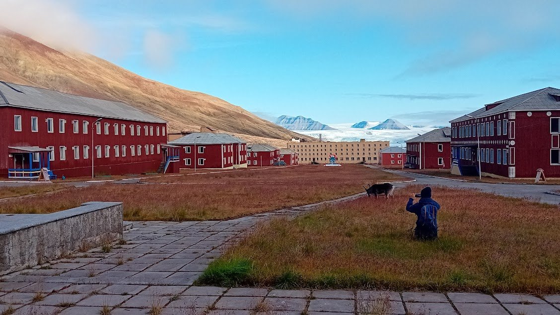 Naviga in un safari in Svalbard