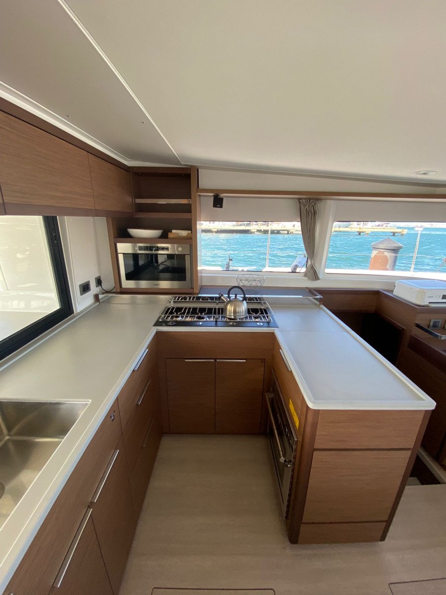 Disfruta de las vistas desde tu catamarán