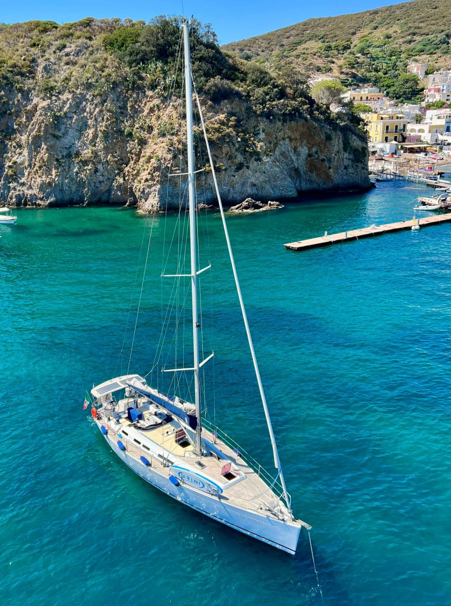 Gruppo di persone che imparano a navigare in mare