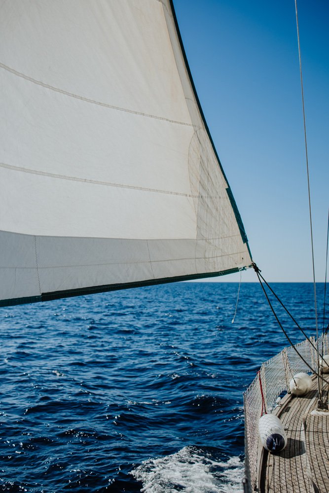 Descubre el mar en una emocionante travesía a vela desde Barcelona
