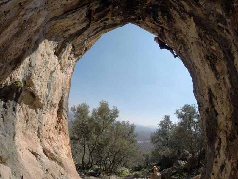 Riposando sul ponte del velero sotto il sole
