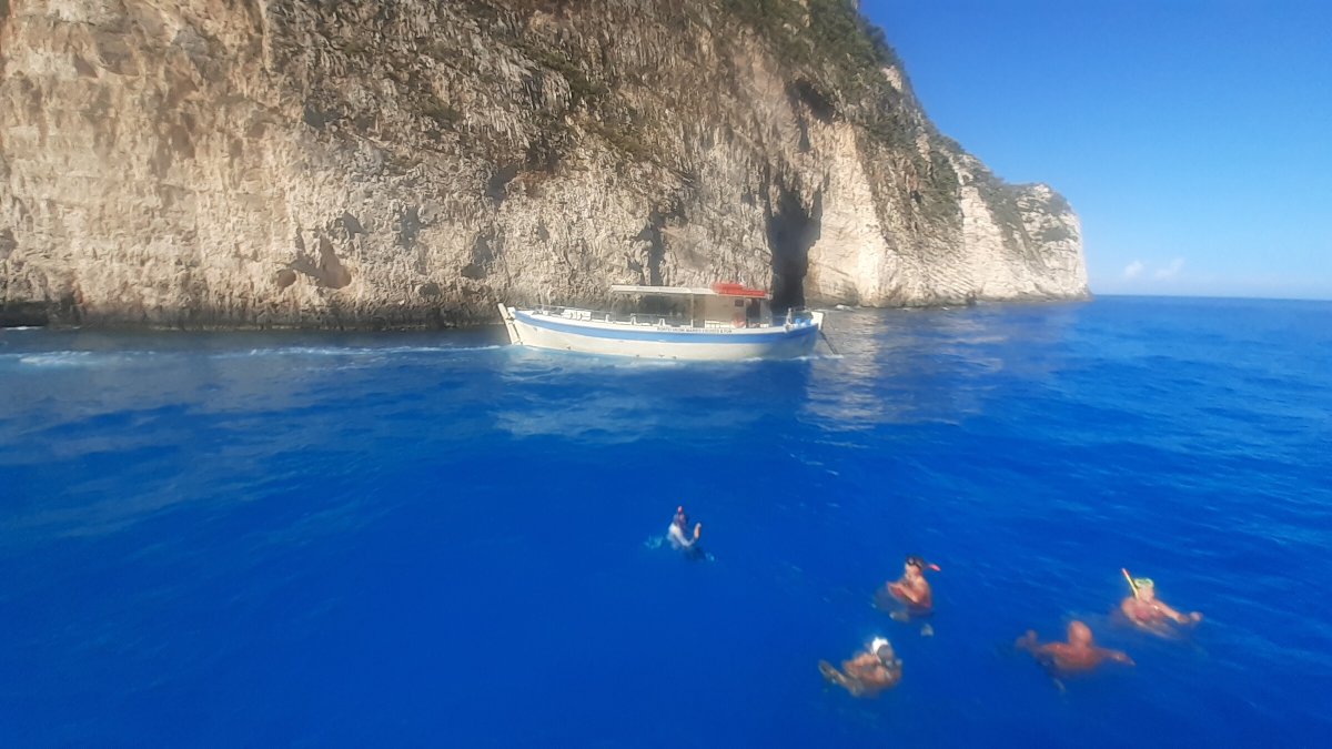 Aventura en el mar con un tour de catamarán desde Pylos