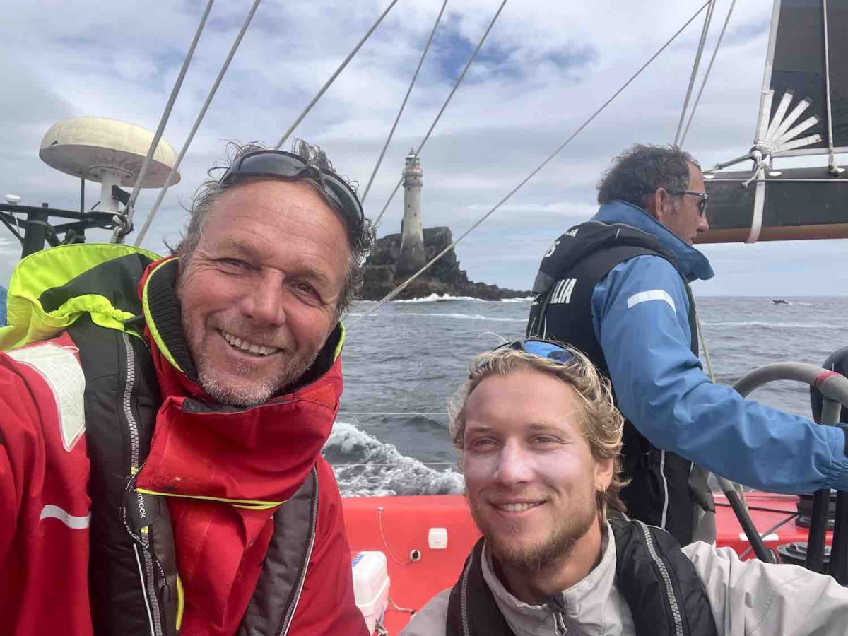 Barco de carreras por las costas de Irlanda