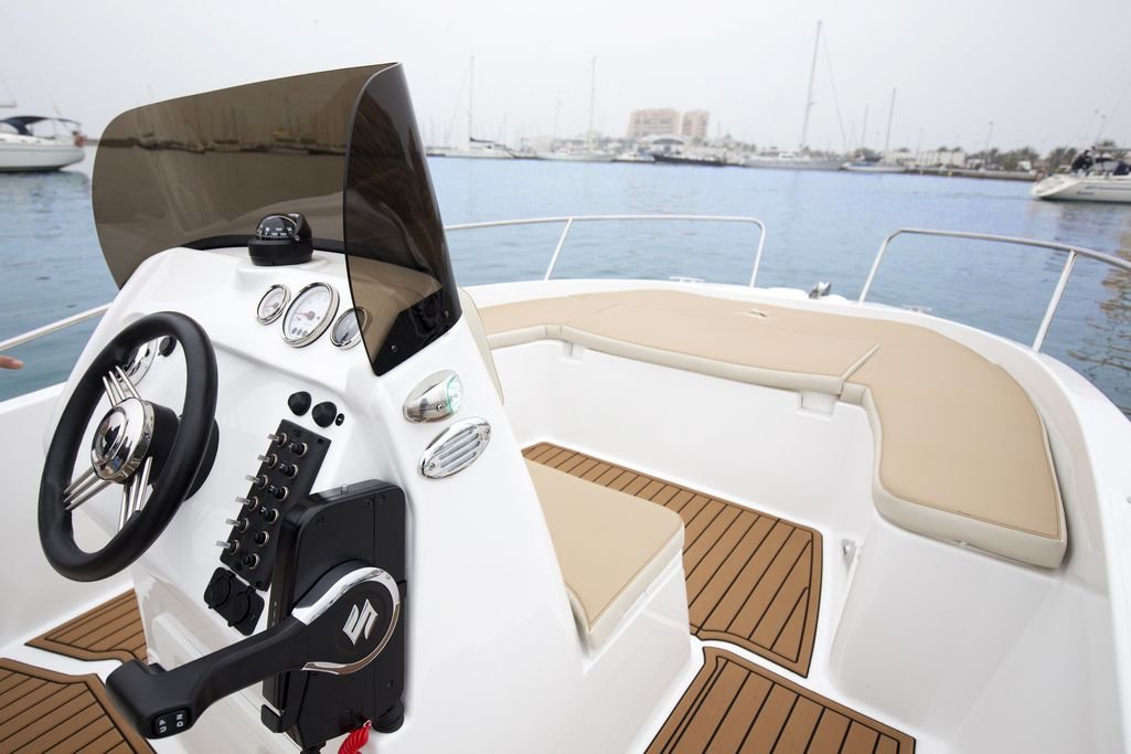 Vive la libertad en el mar con el Alquiler de Barco Astilux en Torrevieja