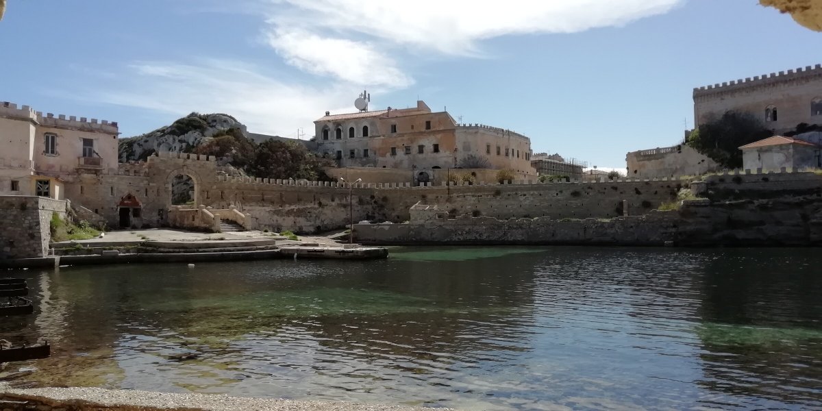 Einweg-Bootsfahrt durch Maddalena-Archipel und Korsika