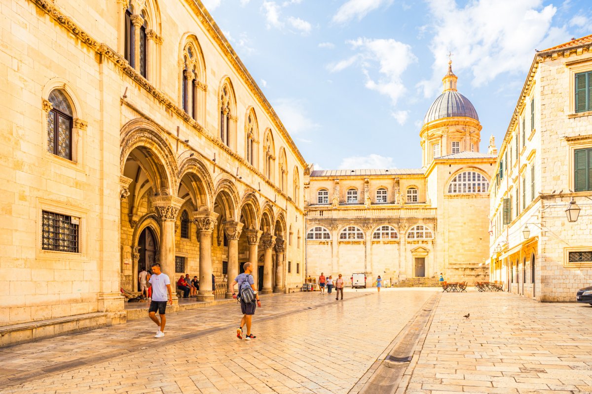 Disfruta de las vistas de la costa croata en un crucero en catamarán