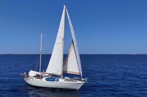 Navega en velero por Menorca con cocinera a bordo