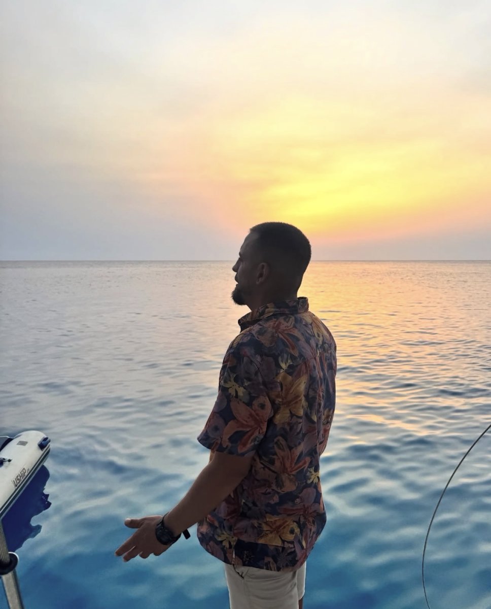 Learn to sail at night on the sea.