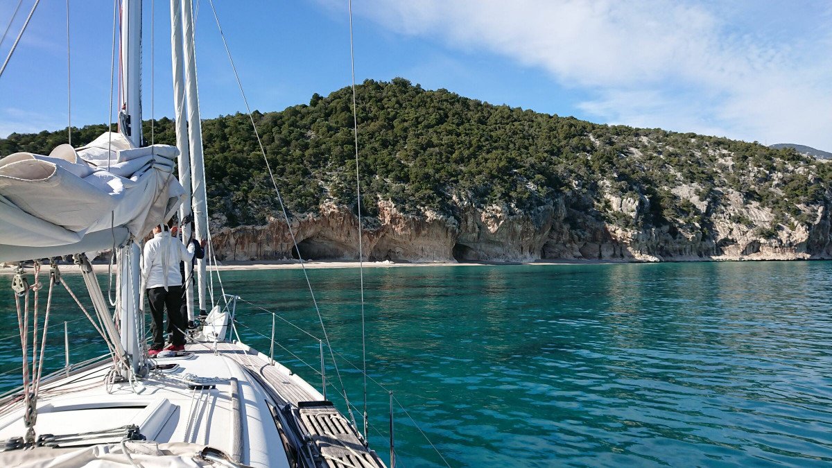 Erkunde die kristallklaren Gewässer und unberührten Strände Sardiniens.