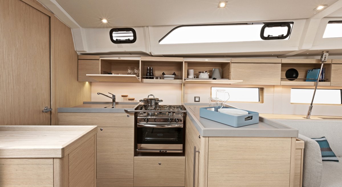 Cross the Atlantic in new sailboat, enjoy navigation in team
