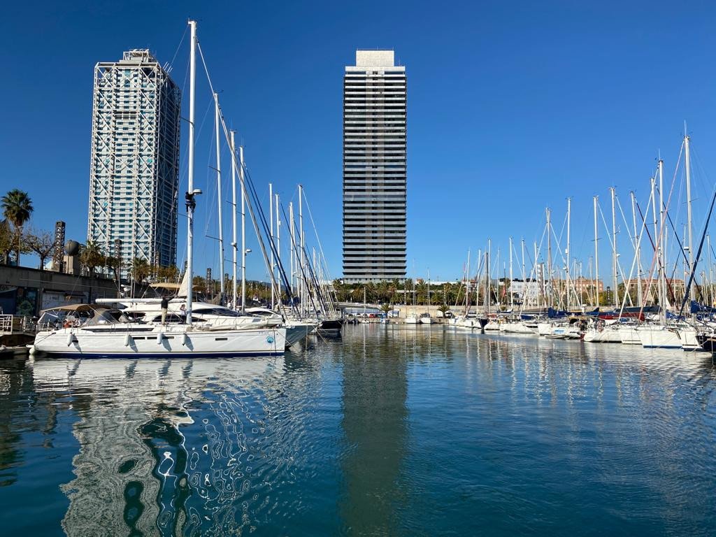 Una persona che naviga su una barca a vela in mare vicino a Barcellona