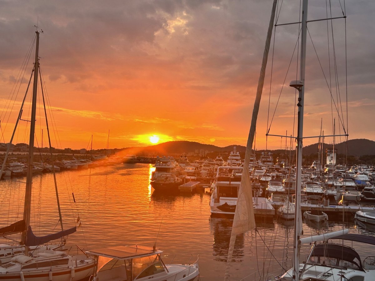 Disfruta de una excursión de 8 horas en barco por las calas azules de Palma