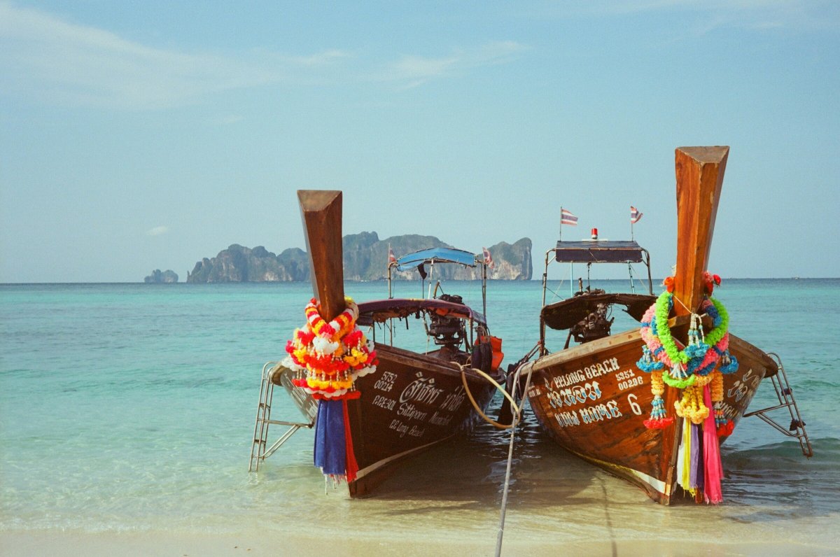 Explora la belleza de Tailandia en un viaje en barco