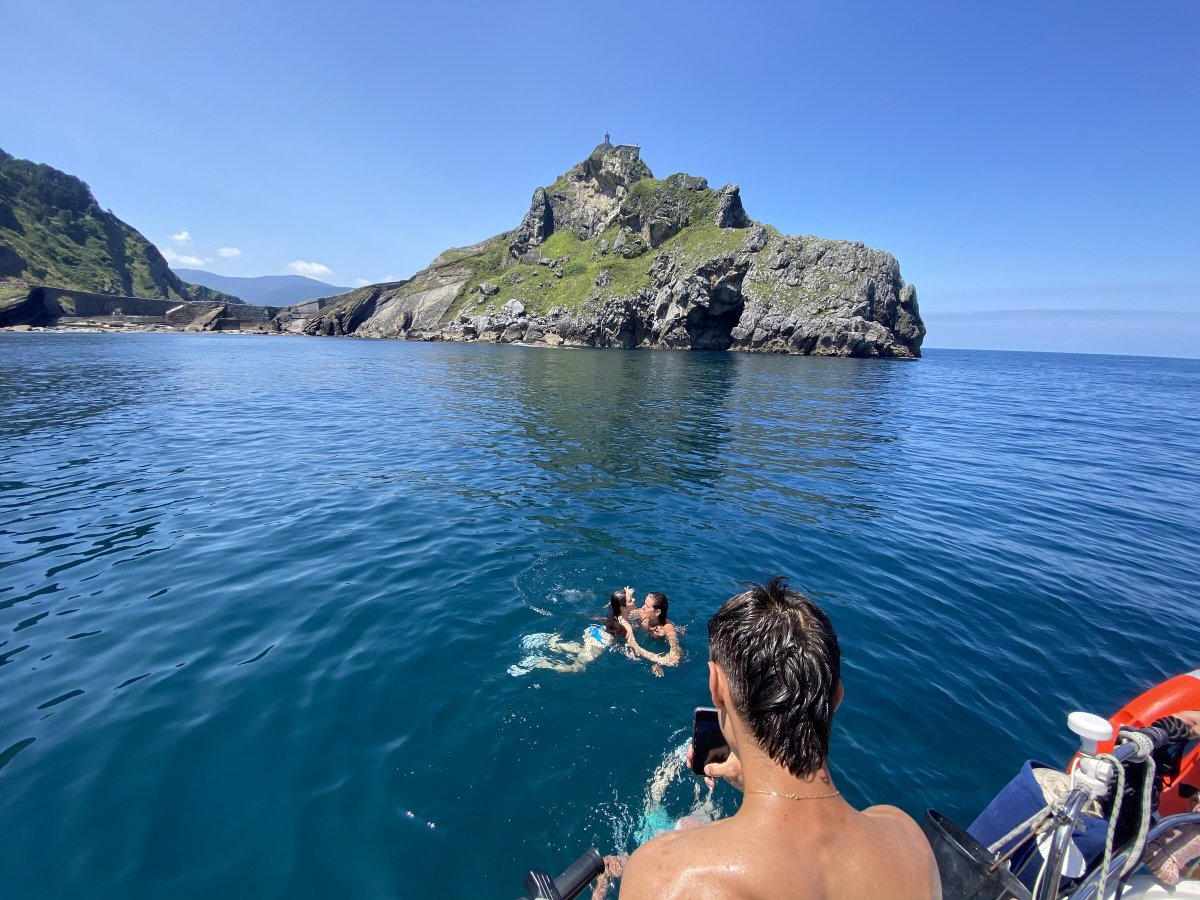 Abfahrt von Getxo, Ankern und Schwimmen im Segelboot