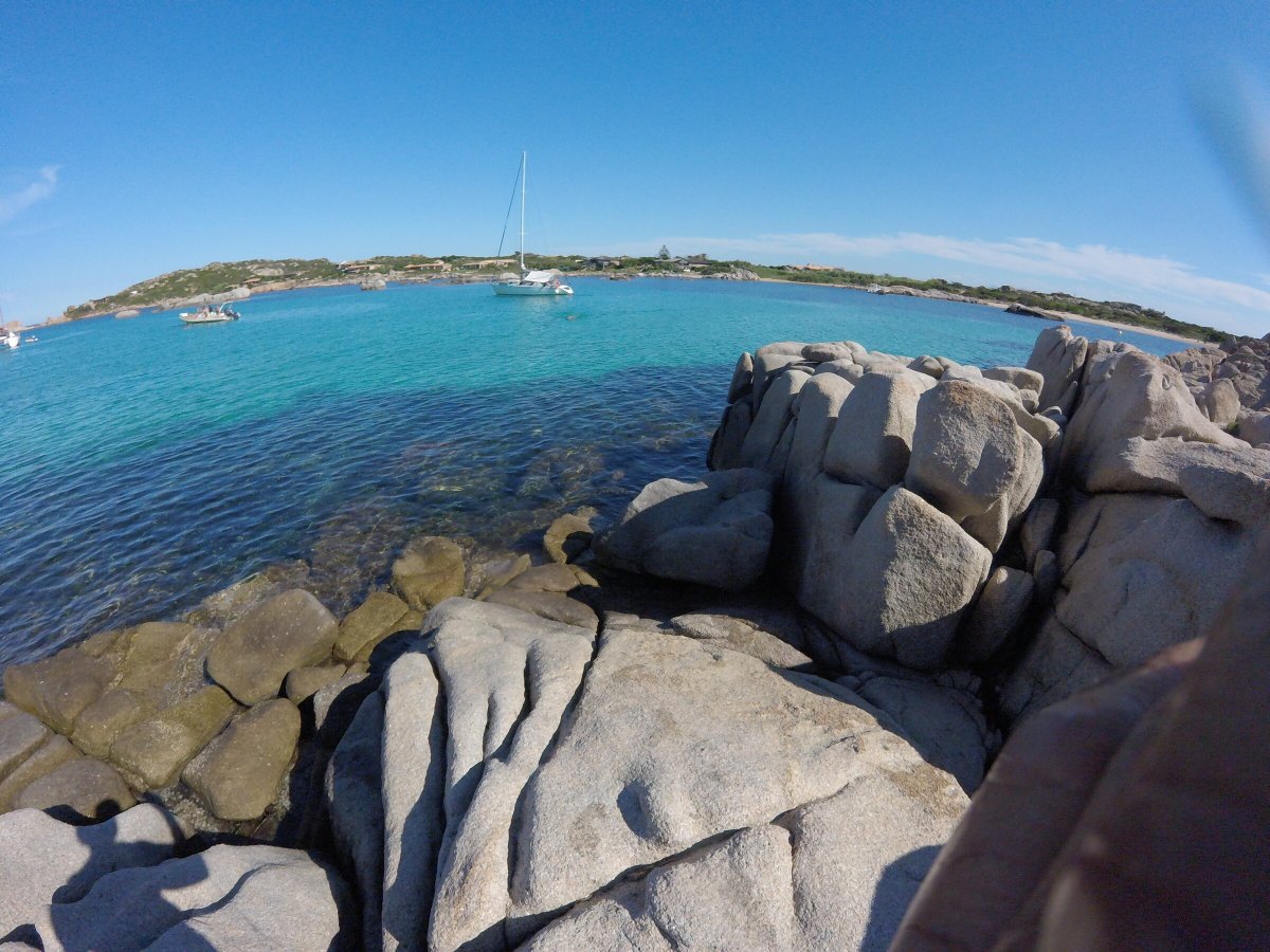 Goditi la bellezza naturale della Sardegna dal mare.
