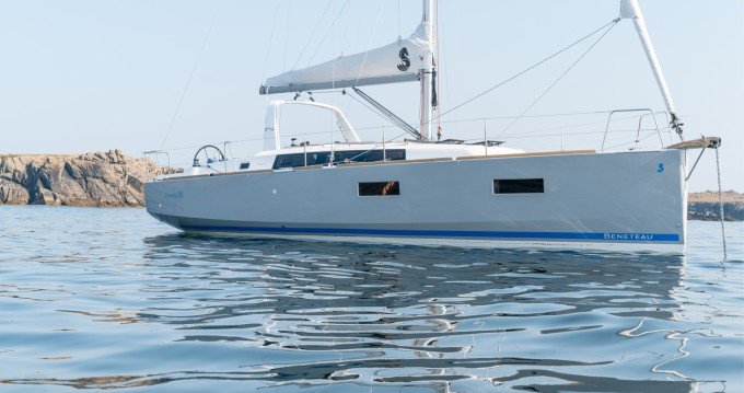 Explore the Catalan coast while perfecting your sailing skills