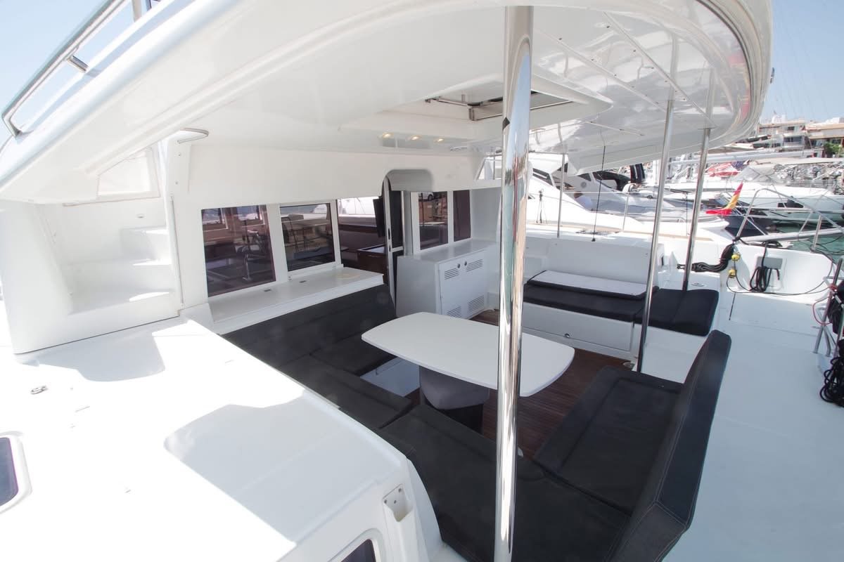 Experience the Caribbean in Style on a Luxurious Catamaran