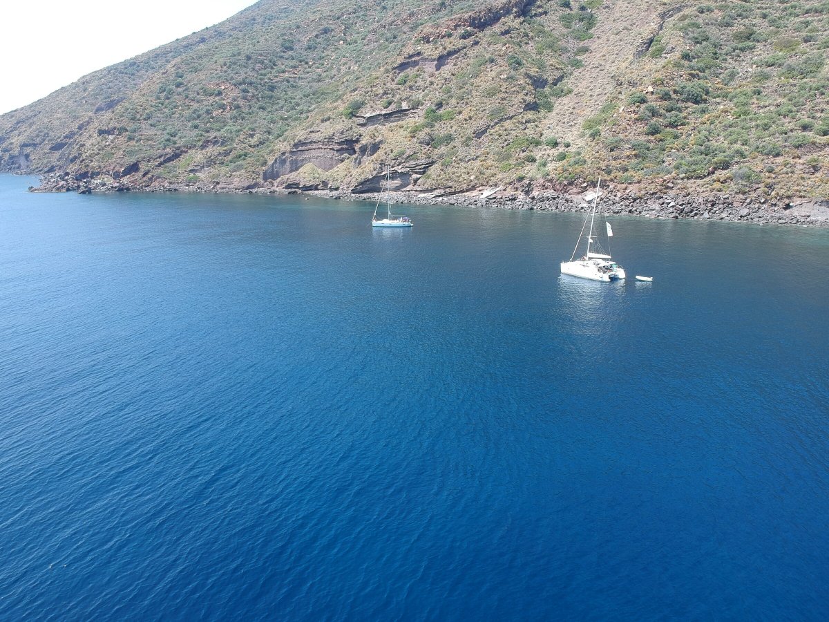 Goditi il panorama dalle isole Eolie in catamarano