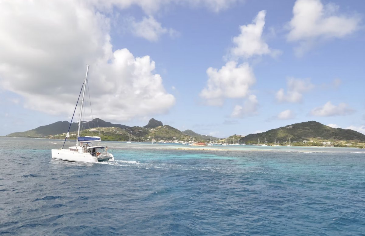 Lernen Sie auf einem Katamaran im karibischen Paradies zu segeln