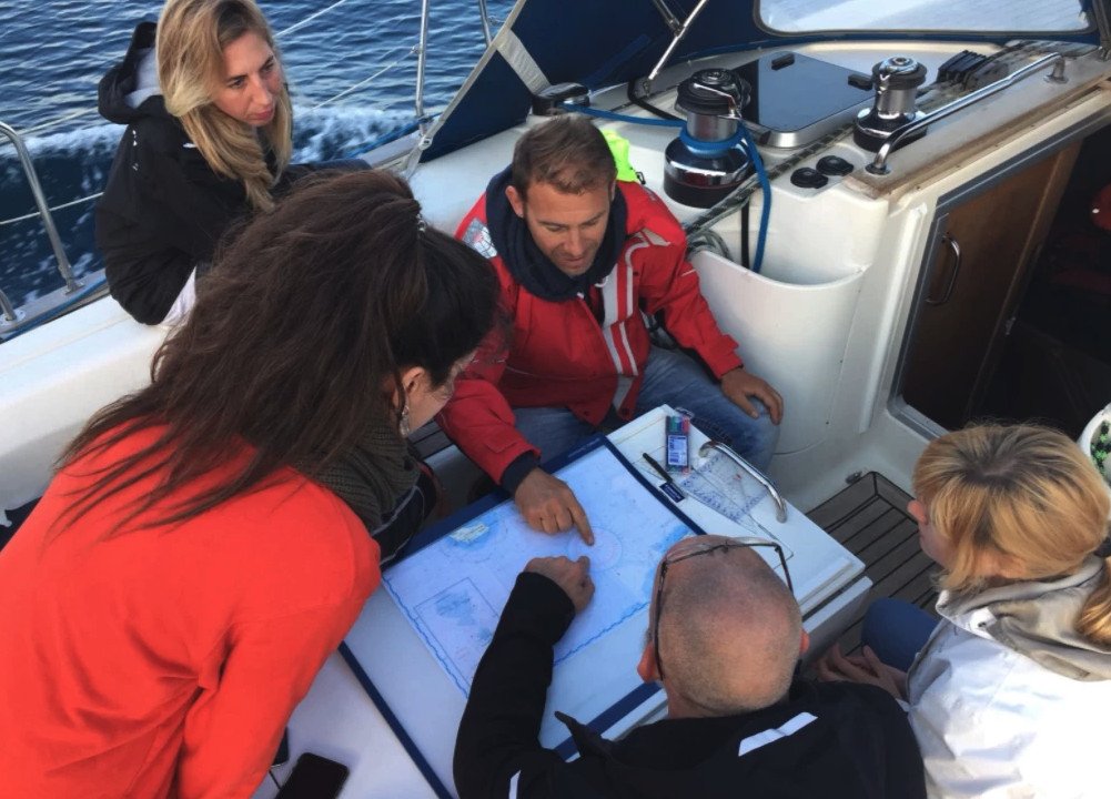 Curso de navegación a vela en el mar