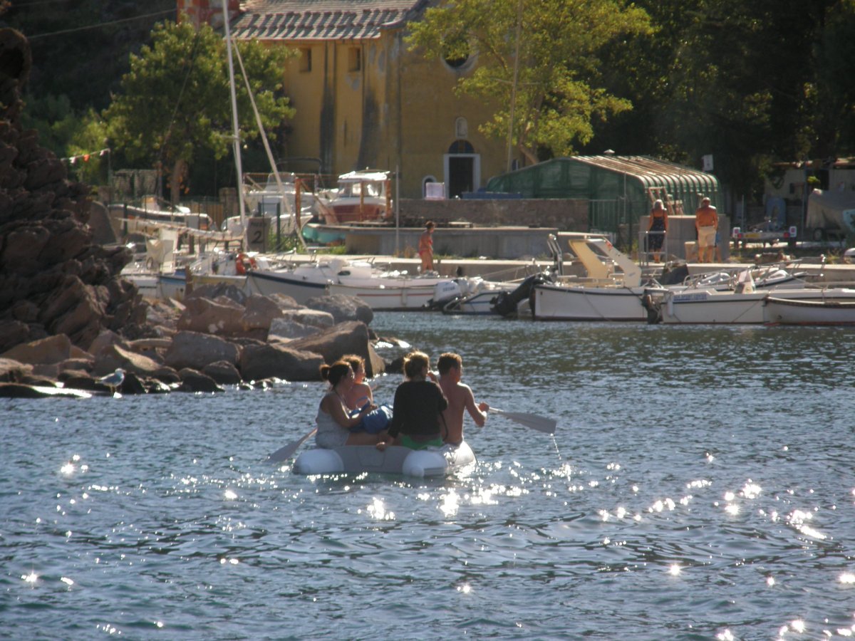 Segelboote, die zwischen Inseln segeln