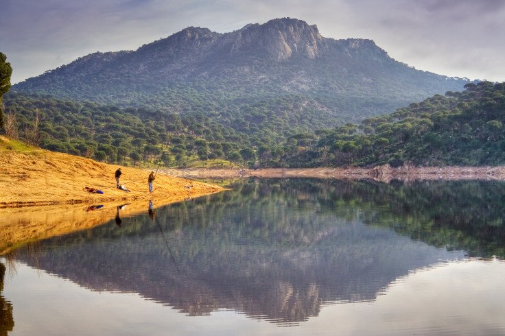Dos hombres pescando en el Pantano de San Juan