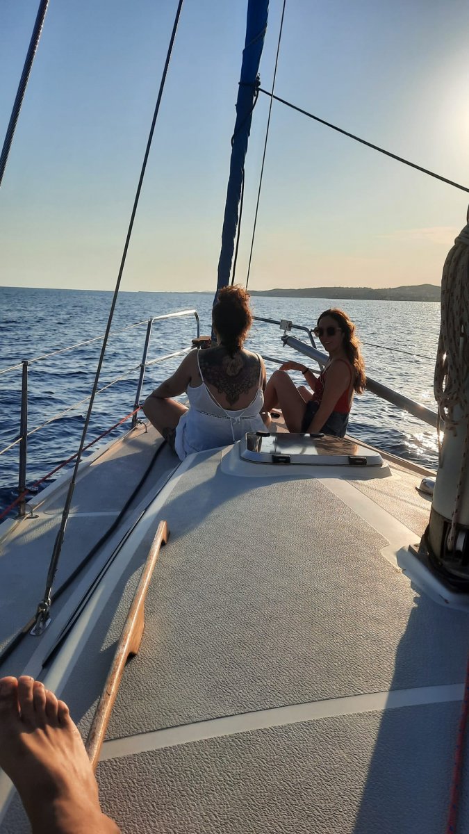 A 2-hour boat excursion in Barcelona with pizza and drink